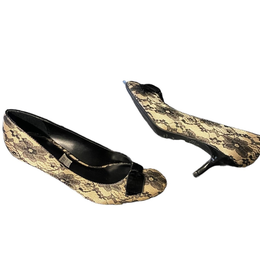 NWOT Fioni Womens Floral Lace low kitten round toe heels | Size 7 1/2 W